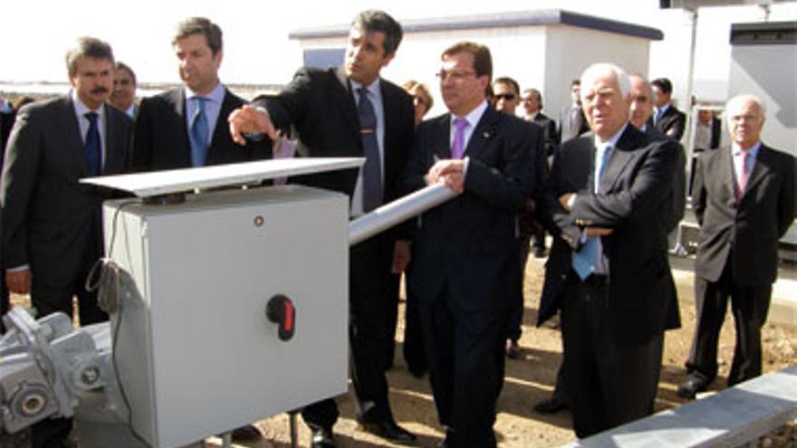 La planta solar de Casas de Don Pedro tiene una tecnología que aumenta un 25% la captura de luz
