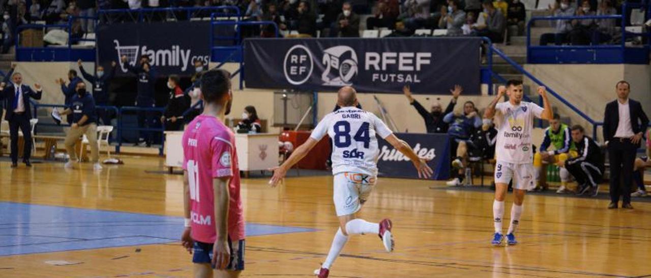 Gabri celebra ante la afición su tanto el pasado sábado ante el Talavera. | RAÜL AMAT