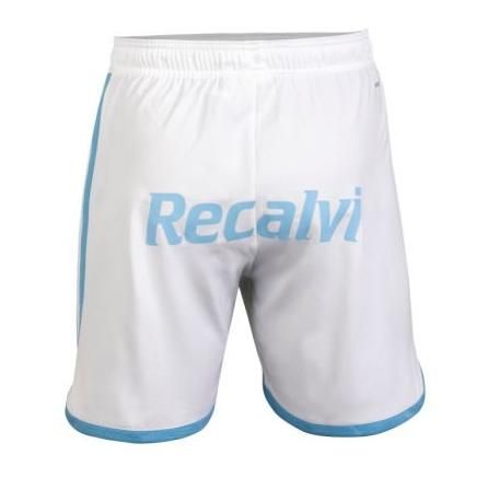 Pantalón corto: blanco con detalles azules y el escudo semejante al de la camiseta. En la parte trasera, incluye otro patrocinador.