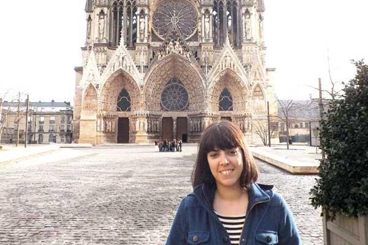 Sofía Franco, ante la catedral de Notre-Dame de Reims.