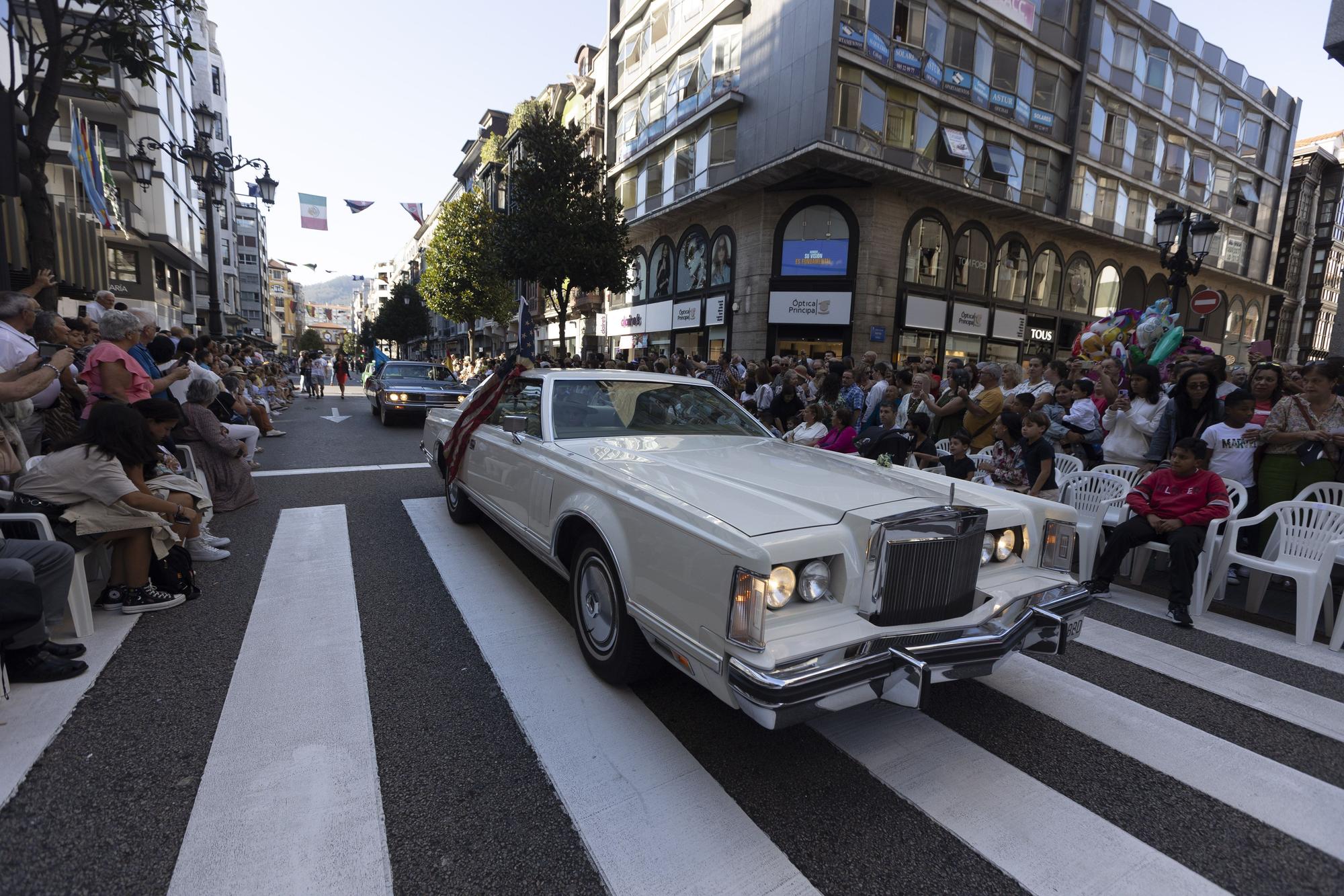 En Imágenes: El Desfile del Día de América llena las calles de Oviedo en una tarde veraniega