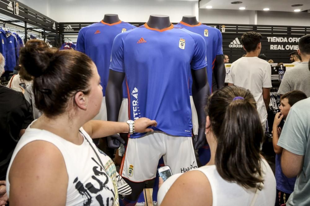 Presentación de la nueva camiseta del Real Oviedo