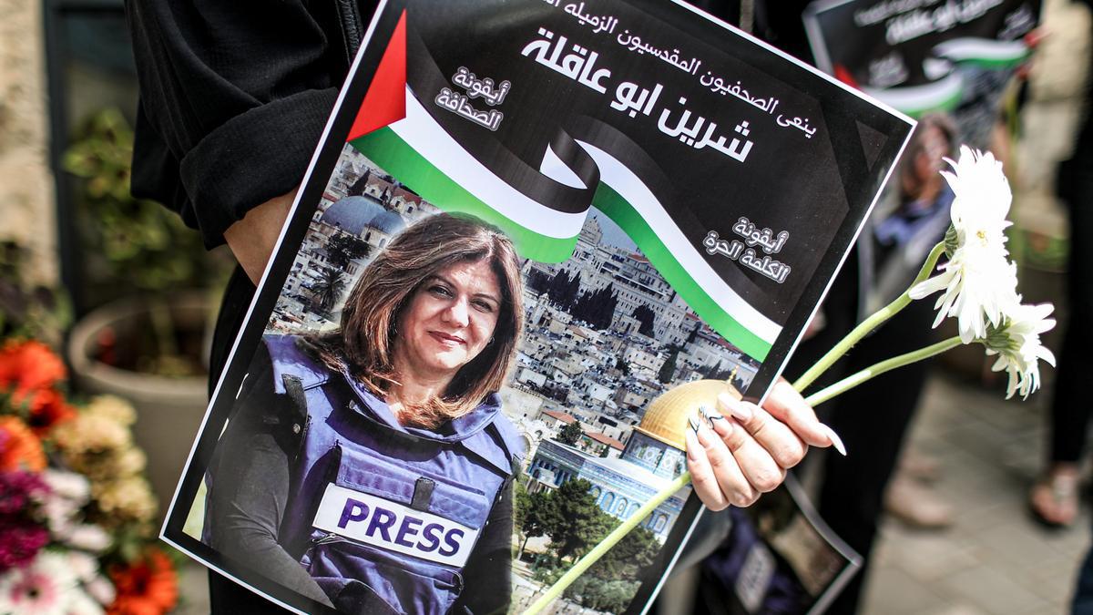 Una imagen de la periodista Shirín abú Aklé durante su funeral en Jerusalén.