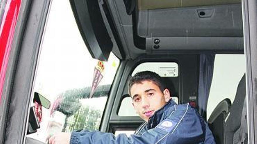 José Ángel, sentado al volante del autocar rojiblanco.