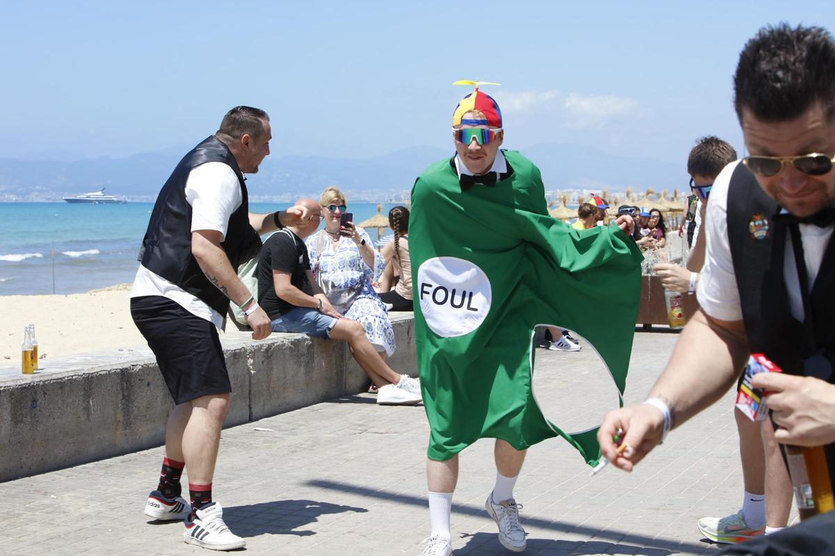 Bundesliga-Saison vorbei: Die Fußballer nehmen wieder die Playa de Palma ein