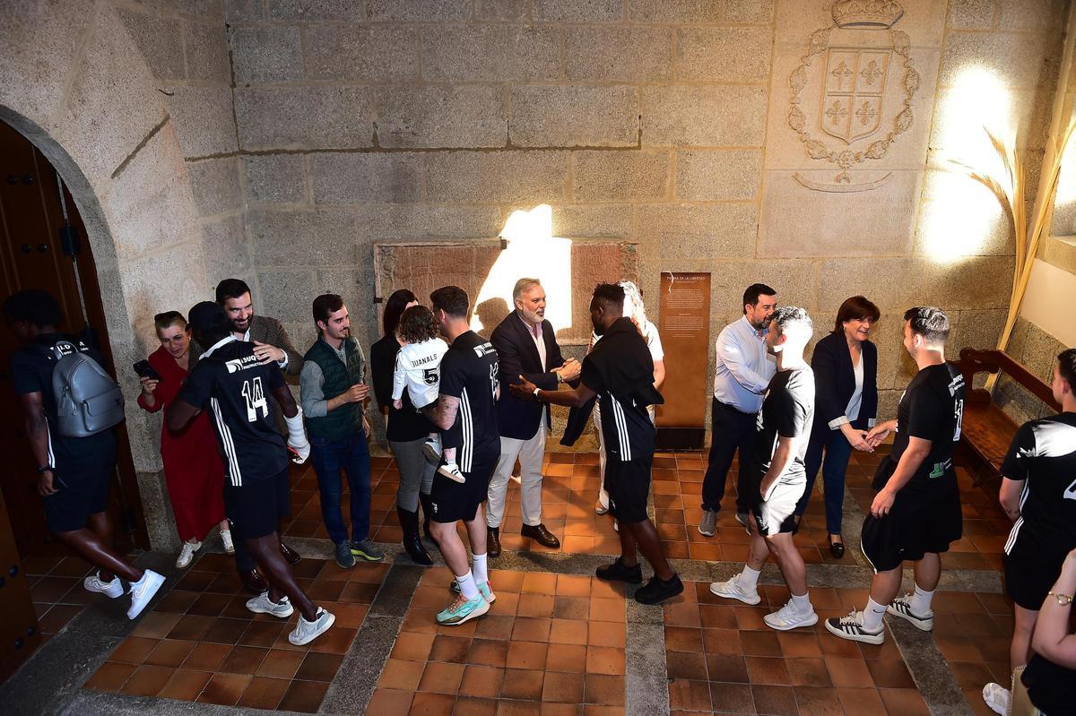 Fotogalería | Así ha sido el recibimiento en el Ayuntamiento de Plasencia de la UPP para celebrar su ascenso