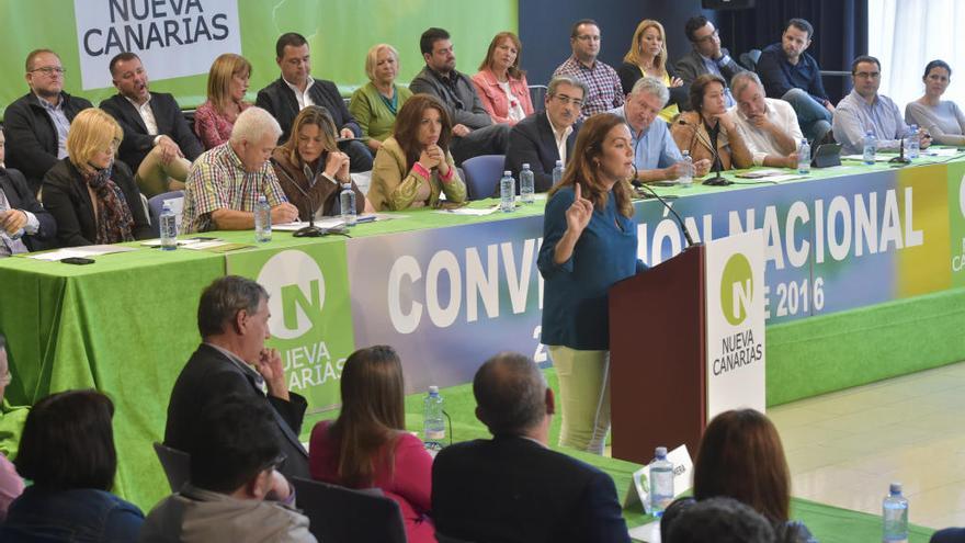 Imagen de la convención nacional de Nueva Canarias celebrada ayer en el Auditorio Alfredo Kraus. En la tribuna, la senadora María José López.