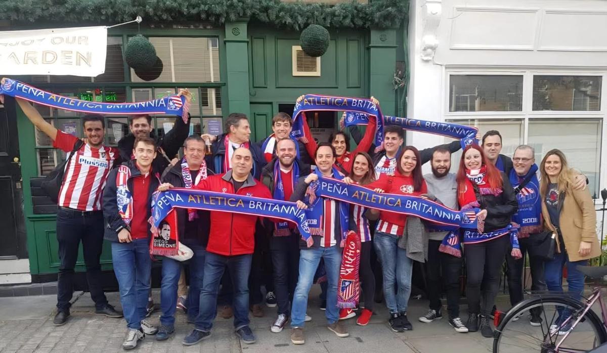 Varios miembros de la peña Atlética Britannia, con sede en Londres.