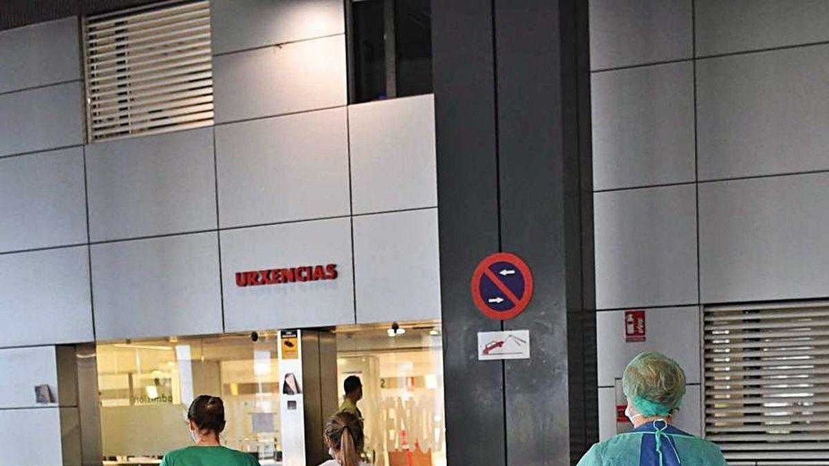 Sanitarios en la entrada de Urgencias.