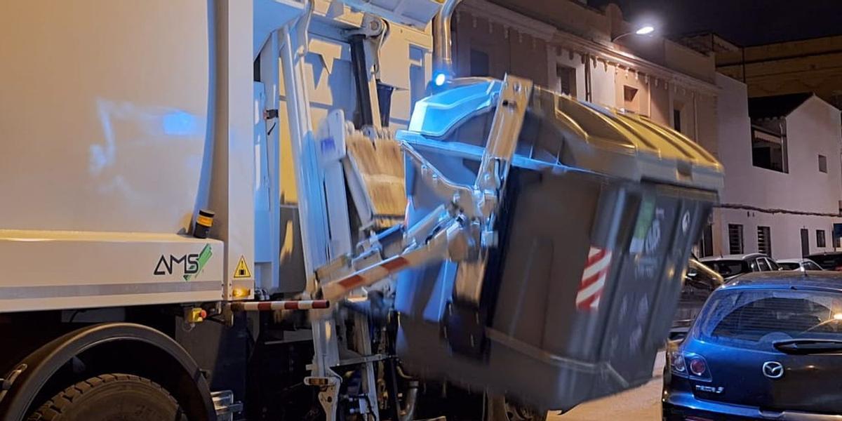 Uno de los camiones del servicio de basuras de Vila-real recoge uno de los contenedores genéricos repartidos por la ciudad.