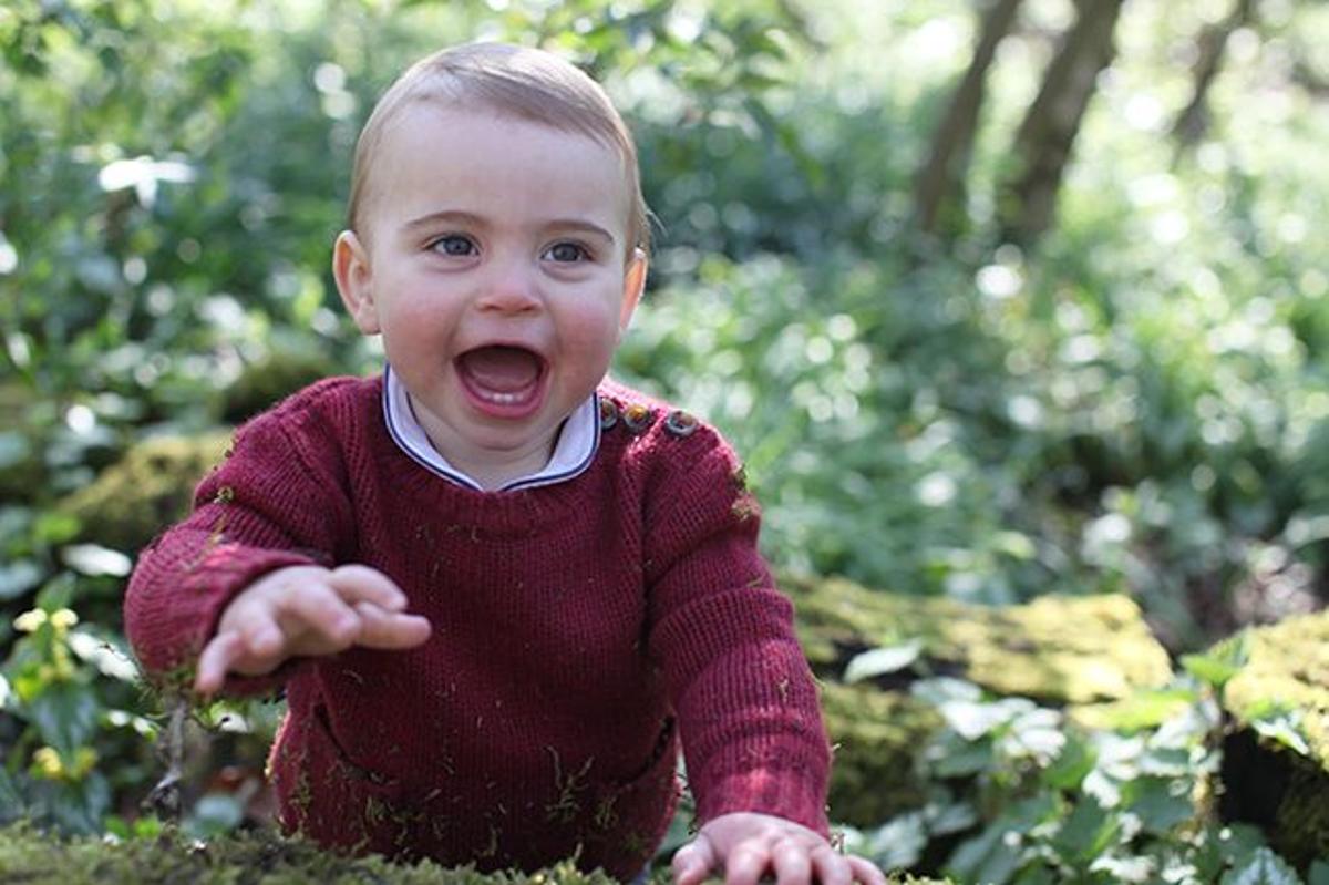 El príncipe Louis en un divertida imagen en la casa que los Duques de Cambridge tiene en Norfolk