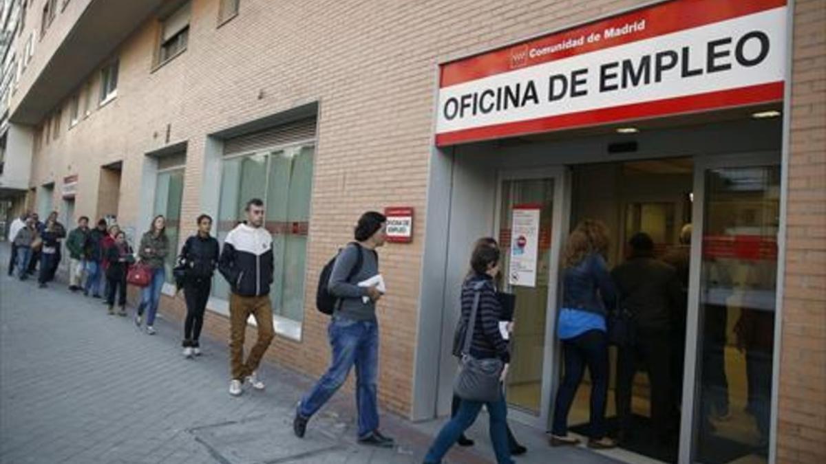 Cola de ciudadanos en una oficina de empleo de Madrid.