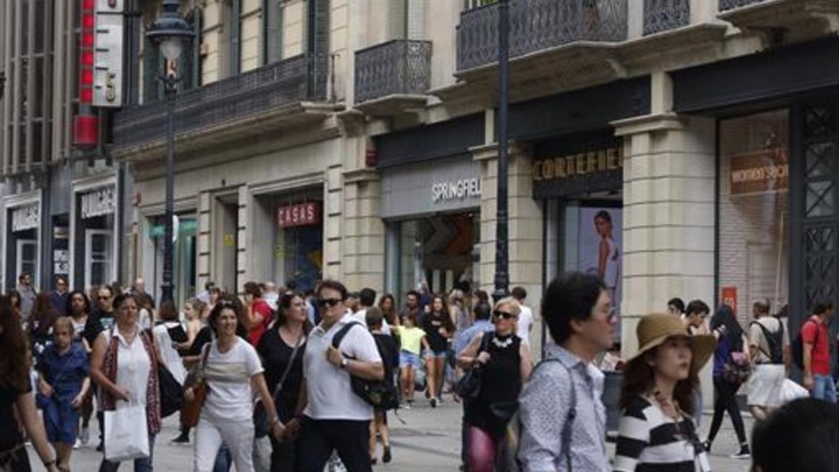 Concentración de viandantes y de comercios en Portal del Àngel, ayer.