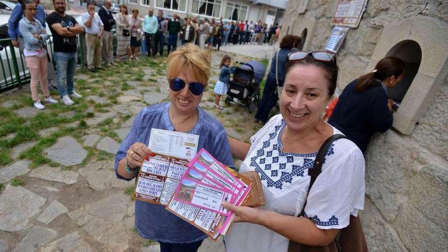 Aficionadas enseñando sus entradas para los toros. // Gustavo Santos