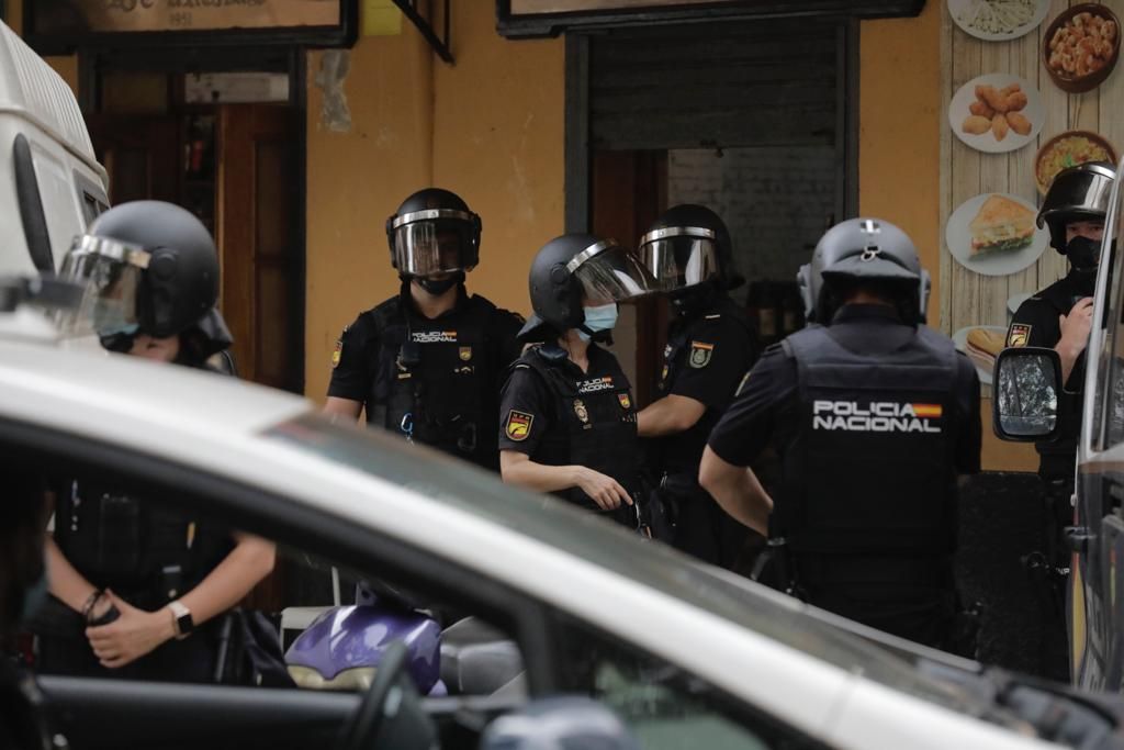 Operación antidroga en la plaza Atarazanas con dos detenidos