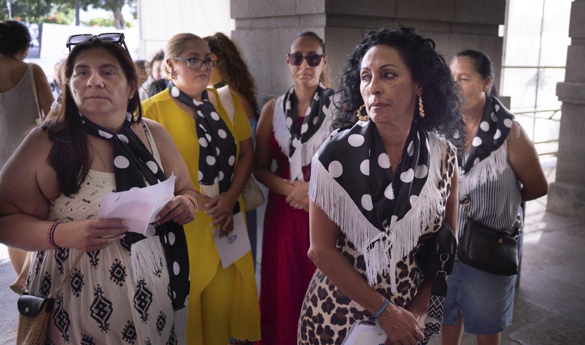 Mujeres gitanas en la puerta del Palacio Insular antes de la lectura de un manifiesto en favor de la comunidad romaní en el Cabildo de Tenerife.    | ARTURO JIMÉNEZ