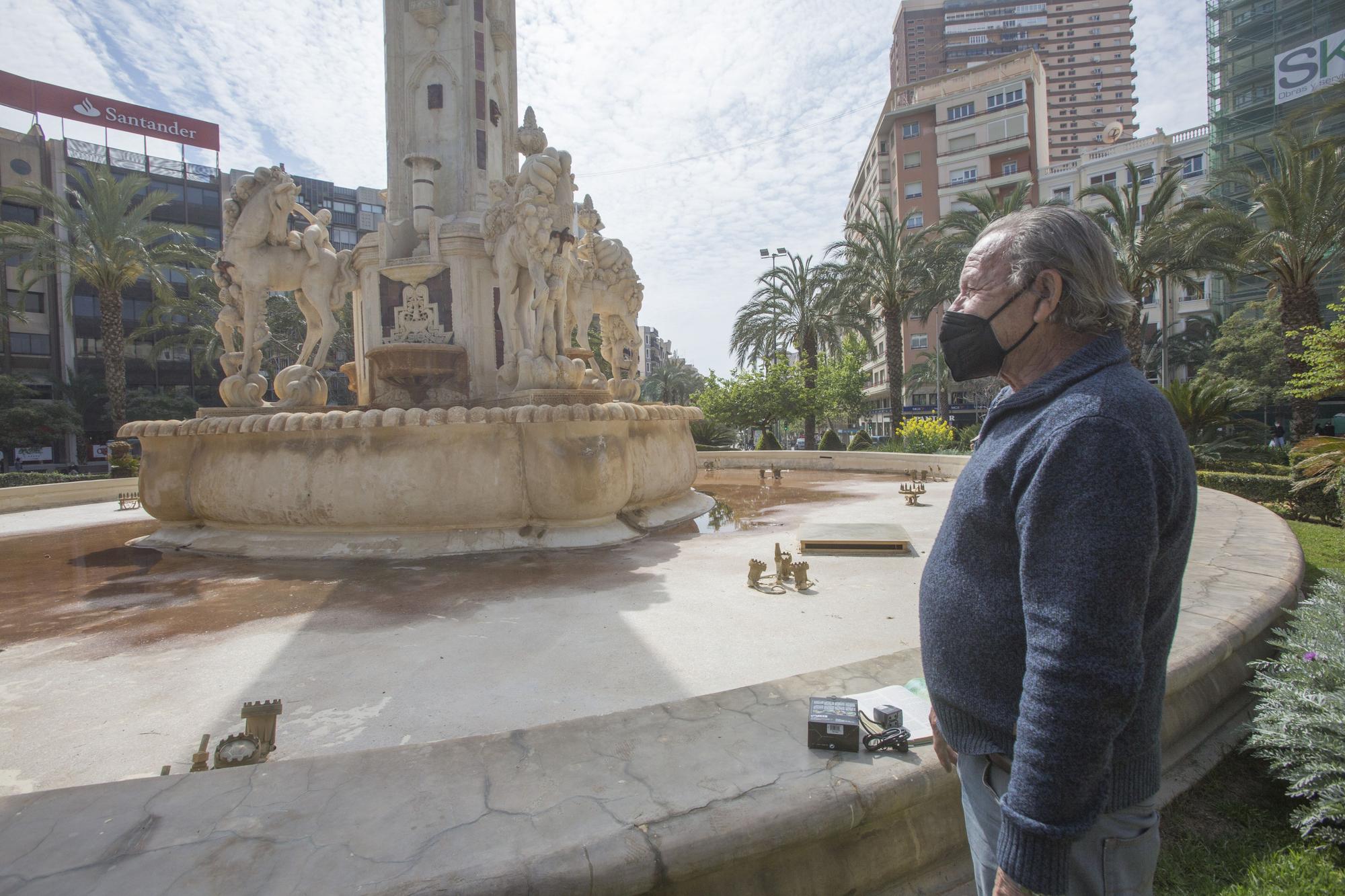 Así limpia a mano la fuente de Luceros de Alicante un espontáneo