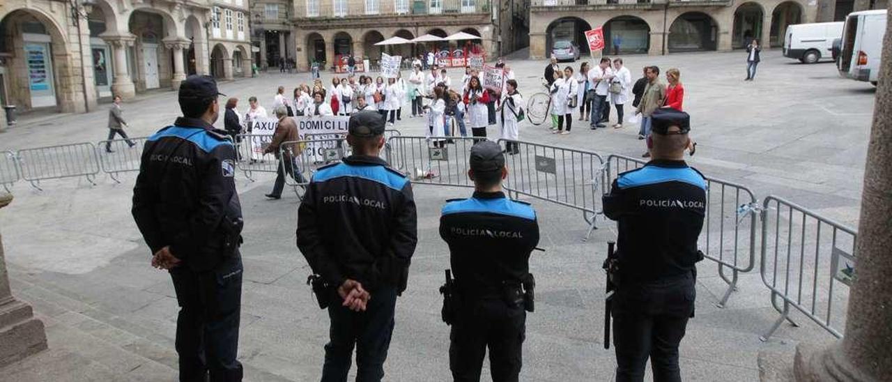 Policías locales en acto de servicio en Ourense. // Jesús Regal