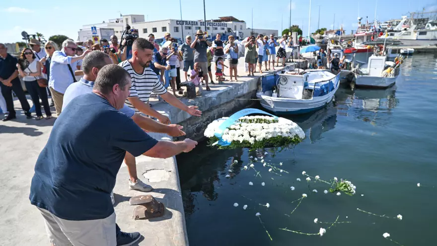 Homenaje a los marineros fallecidos en Santa Pola en el día de la Virgen del Carmen