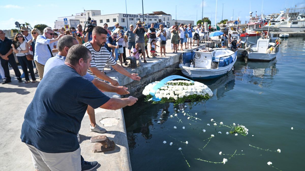 Homenaje a los marineros fallecidos en Santa Pola en el día de la Virgen del Carmen