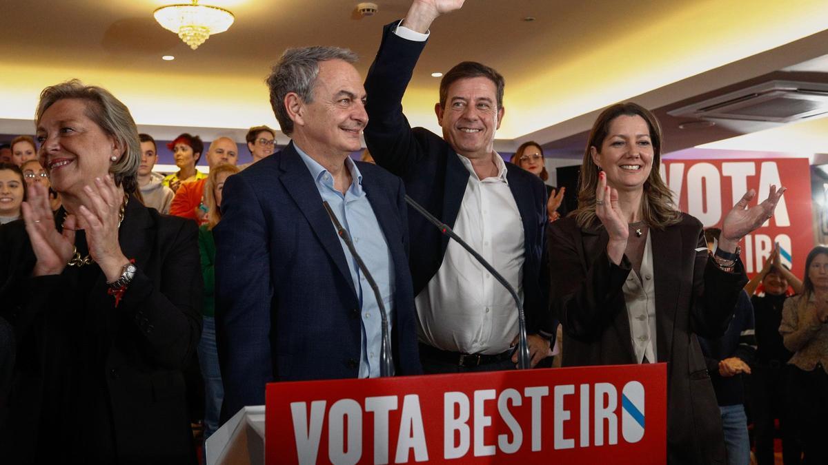 El candidato del PSdeG, José Ramón Gómez Besteiro, y el espresidente José Luis Rodríguez Zapatero, este martes durante un mitin en Lugo.