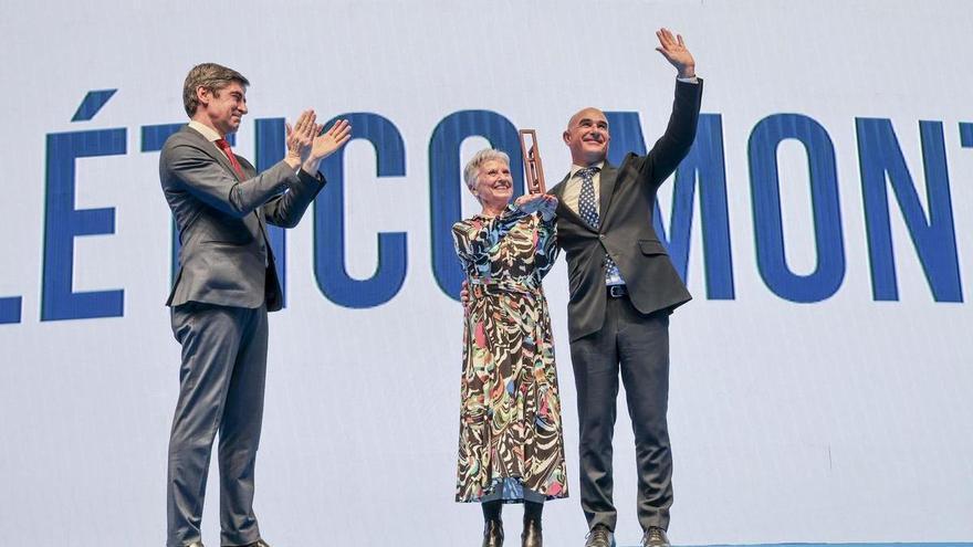 El director general de Prensa Ibérica en la Comunidad Valenciana, Murcia y Andalucía, Andrés Sánchez, con Margarita María y José Pedro García, delegada de patinaje y presidente del Club Atlético Montemar.