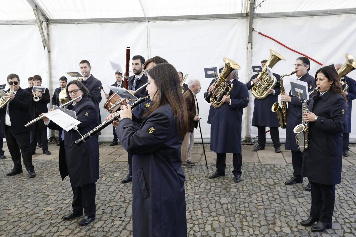 La Banda Municipal de Música de Santiago actúa en la edición pasada de San Blas, en el barrio de Sar