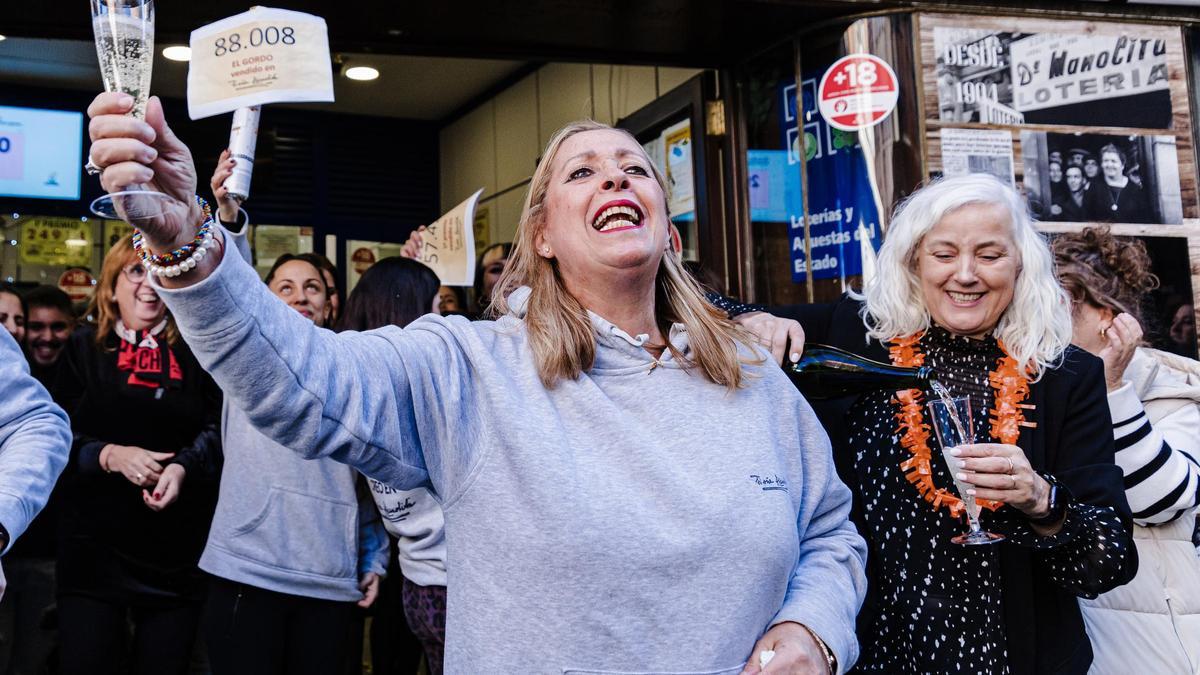 Archivo - Agraciados con el ‘Primer Premio’ del Sorteo Extraordinario de Lotería de Navidad 2023 correspondiente al número 88008 celebran su suerte en la administración Doña Manolita, a 22 de diciembre de 2023, en Madrid (España). Hoy se celebra el Sorteo