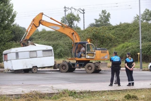 El Ayuntamiento de Oviedo desaloja las chabolas de La Malata