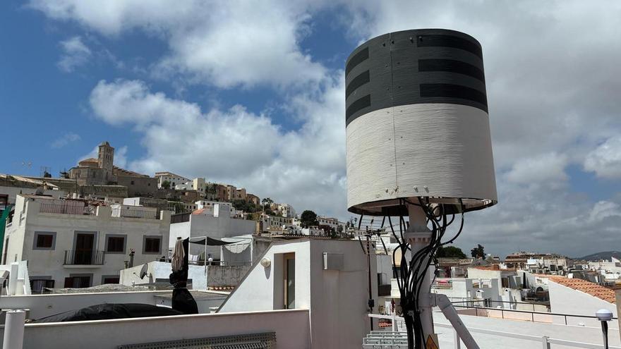 Alarma vecinal por unas antenas en la Marina de Ibiza: "Me cuesta dormir y me duele todo el cuerpo, es una bestialidad"