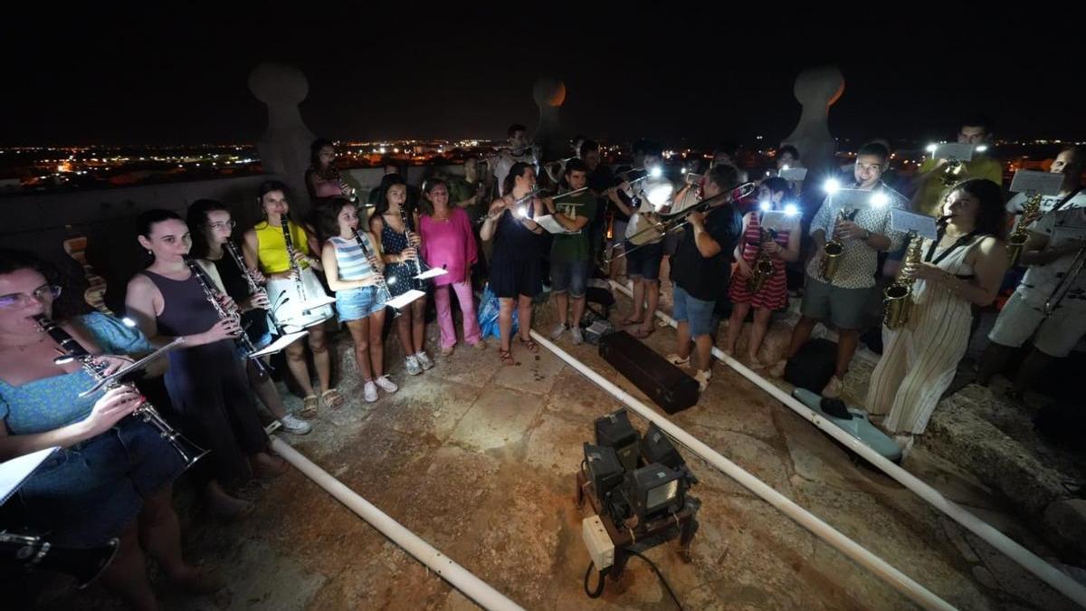 Los integrantes de la Unió Musical La Lira tocaron desde el campanario de la iglesia.