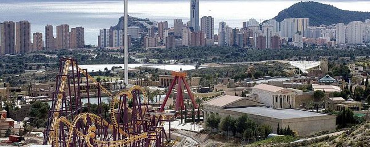 Vista general de las instalaciones del parque temático Terra Mítica con la trama urbana de Benidorm al fondo