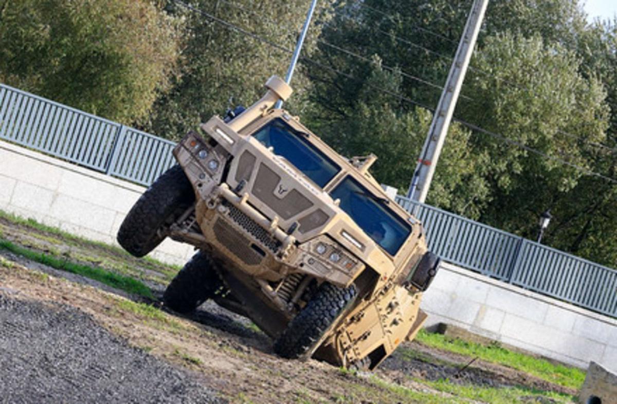 Demostración sobre el terreno del blindado de Urovesa a la que asistió Robles. | LOC
