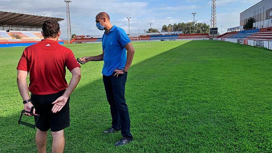 Los técnicos inspeccionan el estado del césped del estadio Luis Suñer.