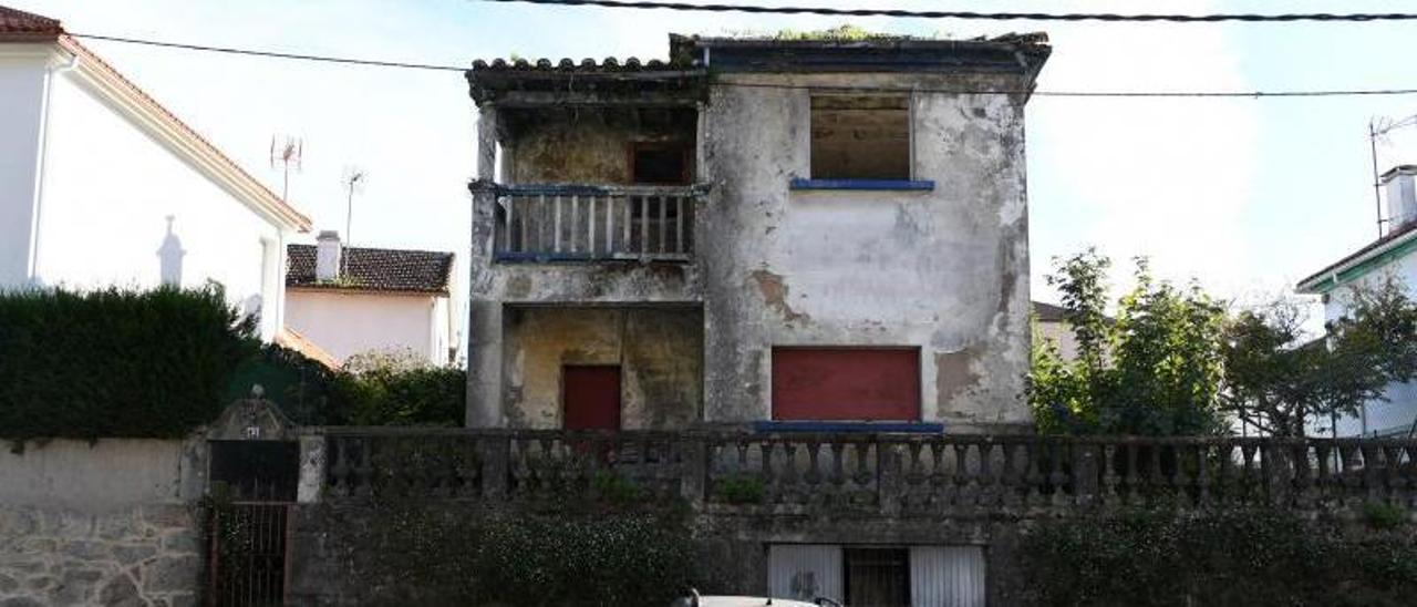 Casa y finca en mal estado en María Victoria Moreno.