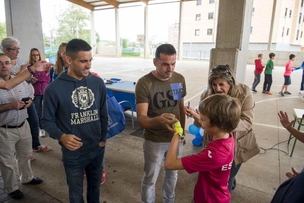 Los jugadores del Real Oviedo, Esteban y Diegui, visitan el colegio de La Corredoria 2