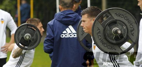 La plantilla entrena bajo la lluvia con el 'shock'