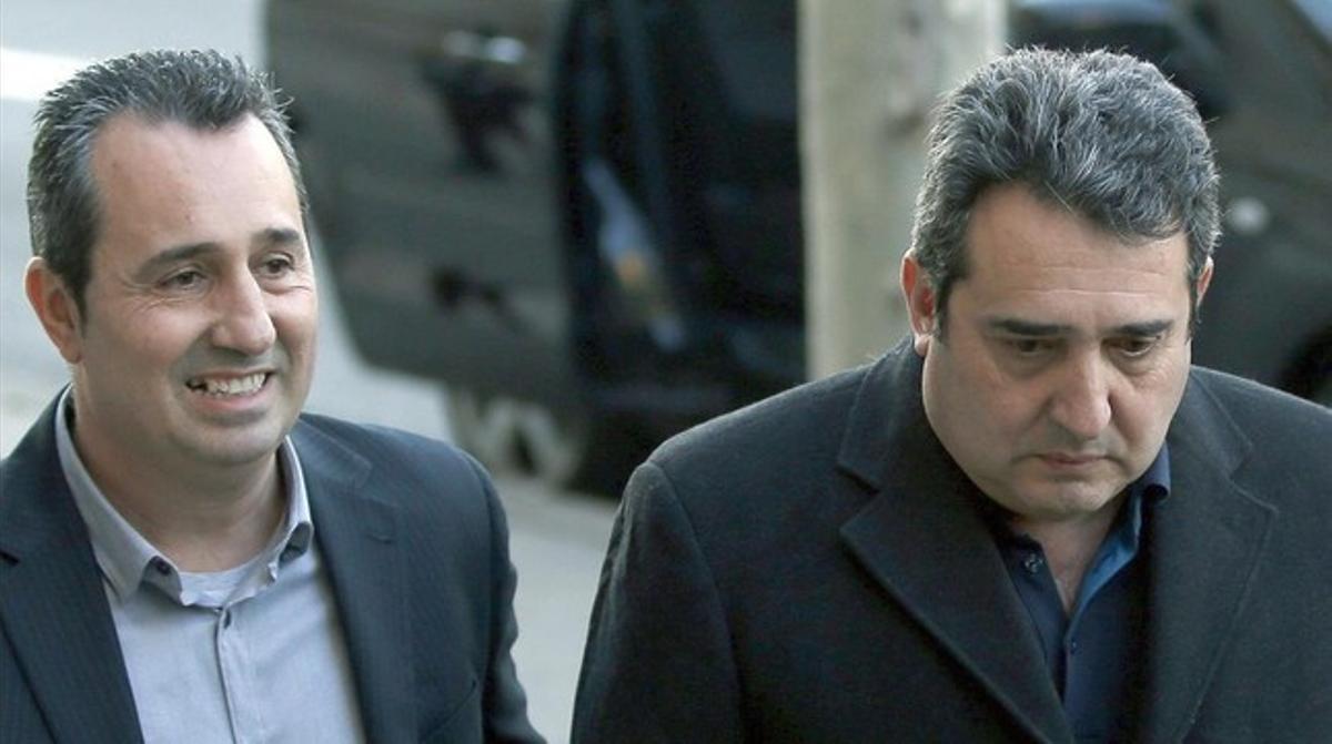 Francisco Bustos (esquerra), amb el seu germà Manuel, a l’arribar al TSJC per ser jutjats per tràfic d’influències. Francisco Bustos (esquerra), amb el seu germà Manuel, a l’arribar al TSJC per ser jutjats per tràfic d’influències.