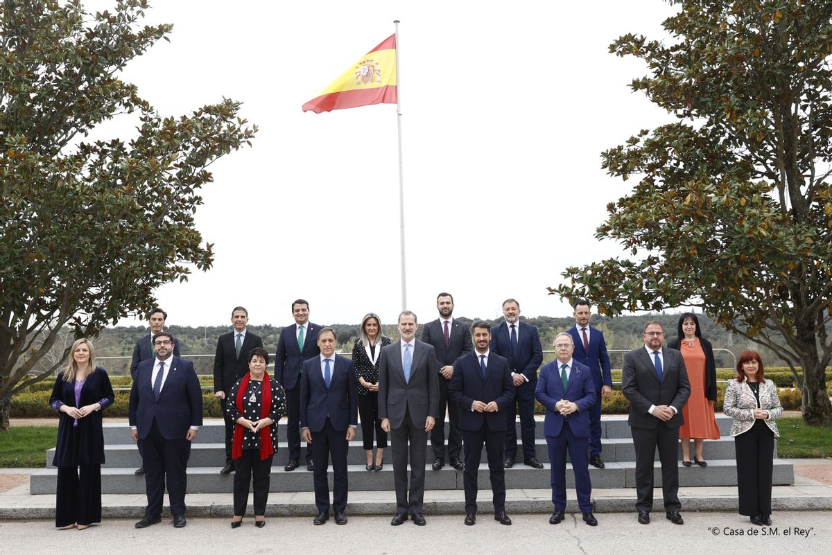El rey Felipe junto a los representantes de las Ciudades Patrimonio, entre ellos, los alcaldes Luis Salaya y Antonio Rodríguez Osuna.