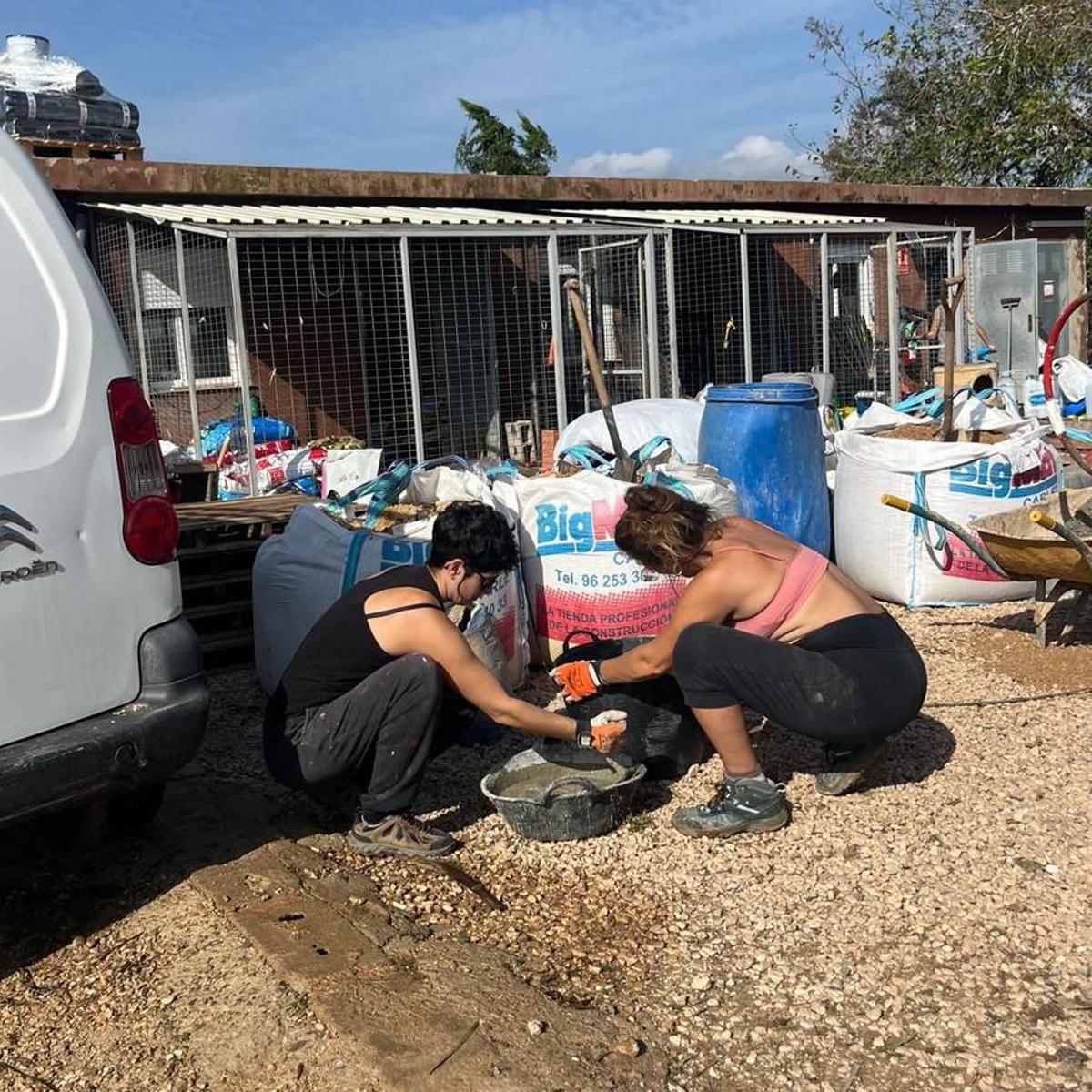 Dos voluntarias trabajan en la reconstrucción del refugio de Modepran en Carlet.