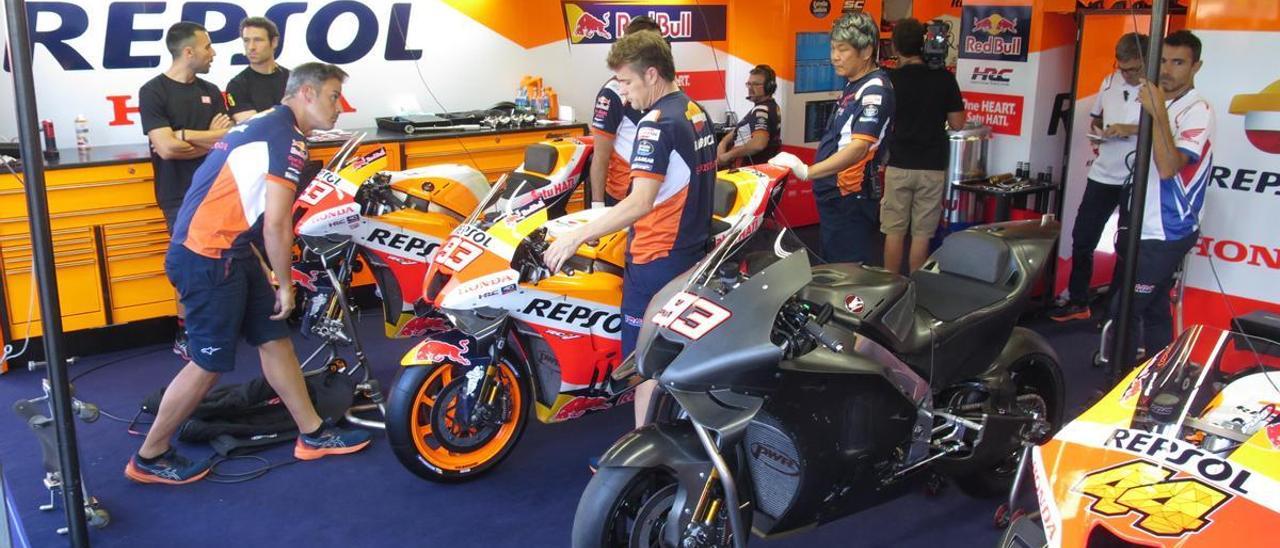 El equipo Repsol Honda, en uno de los grandes premios del presente Mundial.