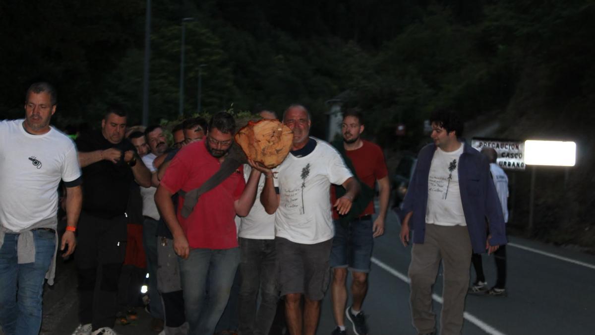 Un momento de la jornada de traslado del arbolón.