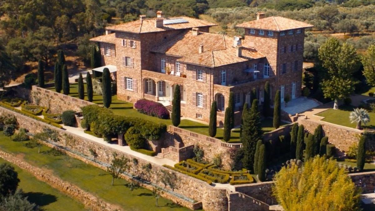 La mansión donde transcurre la acción es el castillo Volterra, cerca de Saint Tropez.