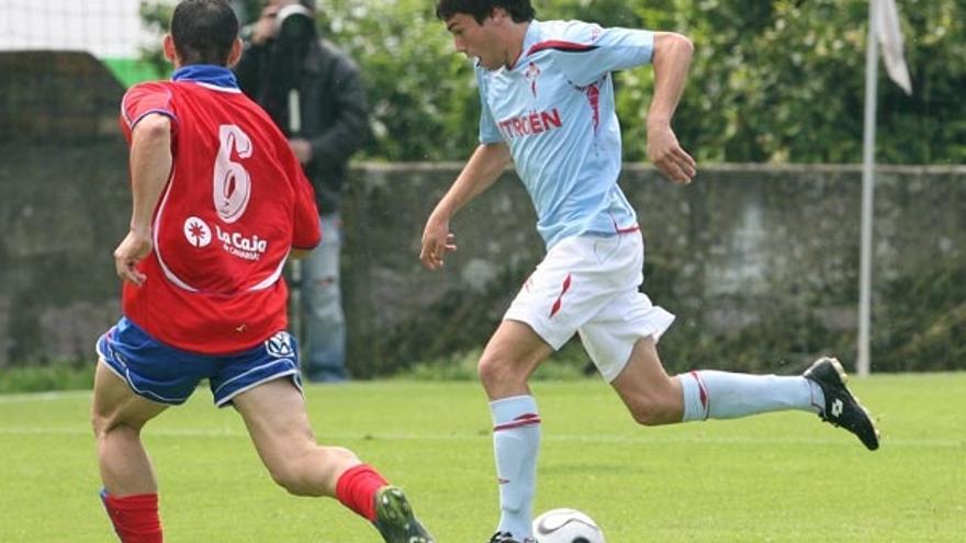 Dani Abalo conduce el balón en la jugada del primer gol del Celta B.