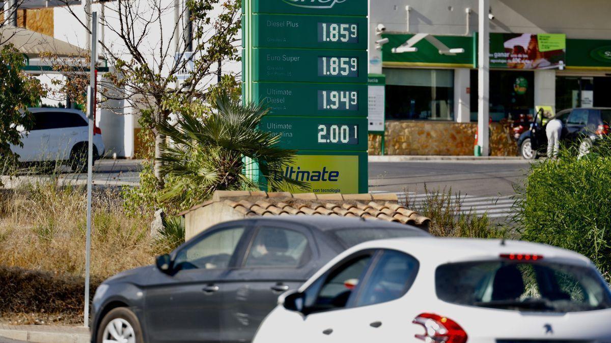 Panel de una gasolinera de Benidorm, donde se aprecia que el gasóleo está más caro que la gasolina.