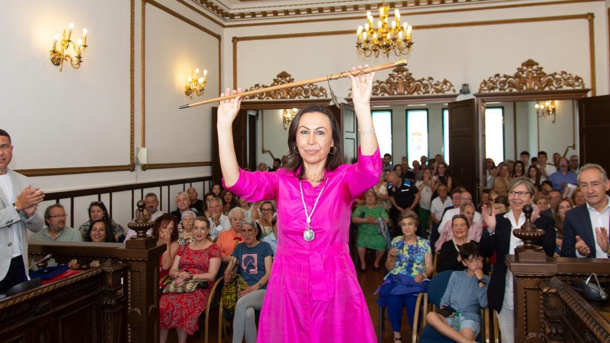 María Ramallo, con el bastón de mando municipal.