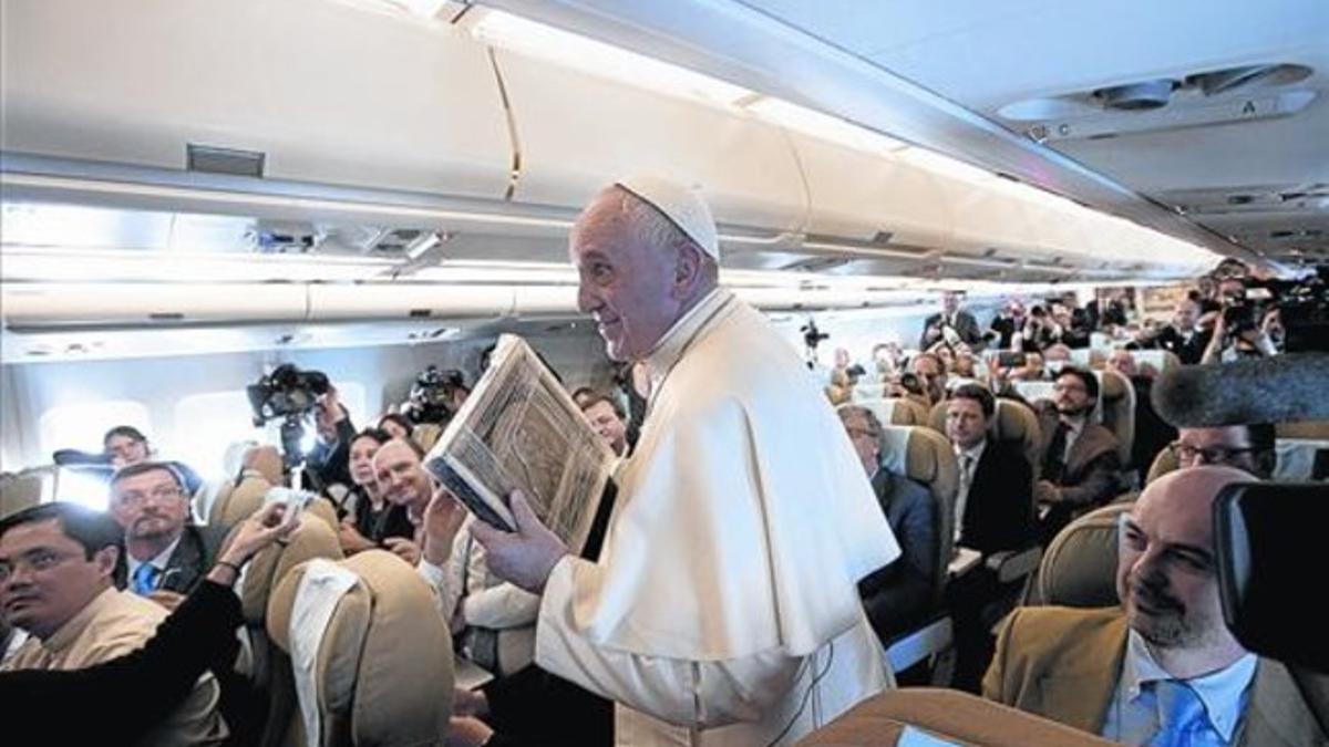 El papa Francisco, entre periodistas, a bordo del avión que le transportó de Sri Lanka a Filipinas.