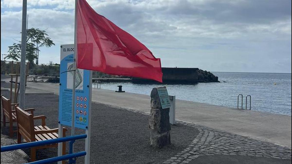 Bandera roja en la Zona de Charcos, en Valleseco.