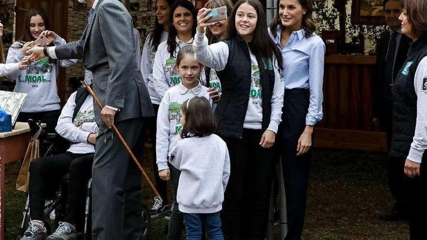 Los Reyes se fotografían con parte de las integrantes de la Asociación de Mujeres.