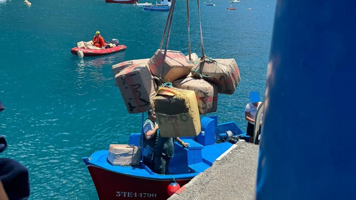 Hallan una veintena de fardos de cocaína en el mar de La Gomera